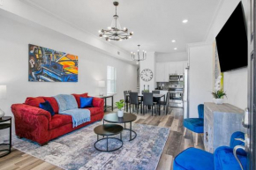 8 BEDS and 5 BATH with Free Parking and Outdoor seating